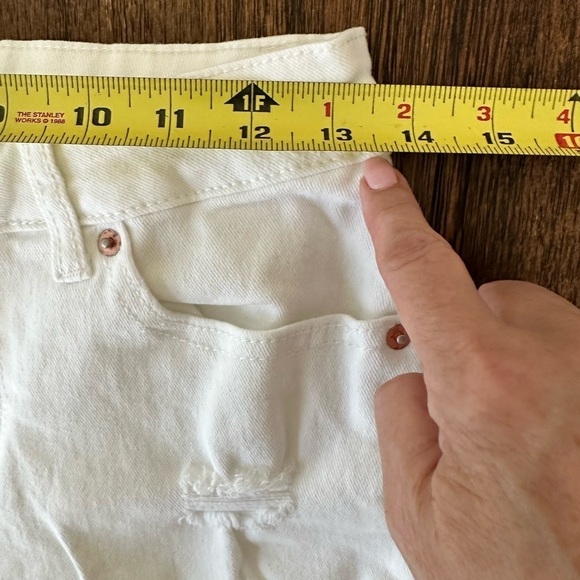 🎉Time And Tru White Denim Shorts Size 4 Distressed - Picture 7 of 10